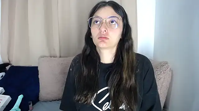 Snapshot of lessliee22_ chatting on 4, 4, 2026 lessliee22 online show from 4, 4, 2026