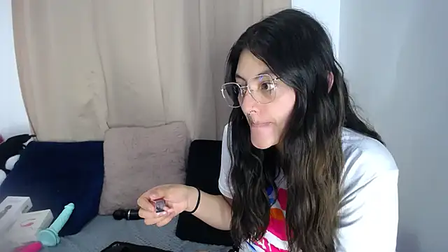 Snapshot of lessliee22_ chatting on 13, 4, 2026 lessliee22 online show from 13, 4, 2026