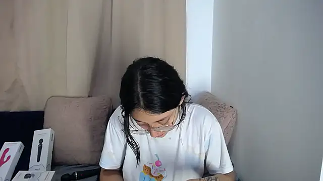 Snapshot of lessliee22_ chatting on 16, 4, 2026 lessliee22 online show from 16, 4, 2026