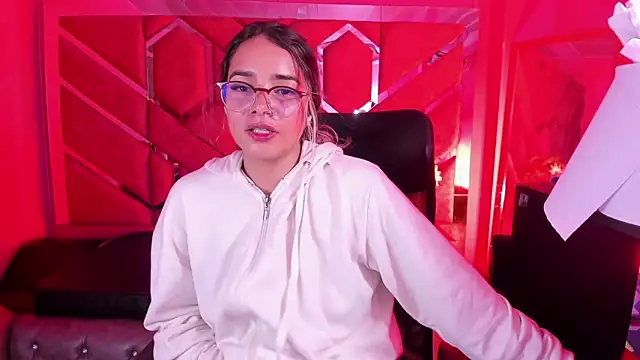 Snapshot of Olivia_Fox69 chatting on 3, 3, 2026 Olivia Fox69 online show from 3, 3, 2026