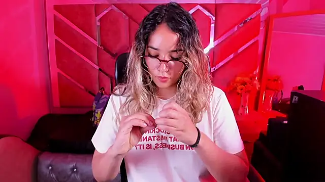 Snapshot of Olivia_Fox69 chatting on 5, 3, 2026 Olivia Fox69 online show from 5, 3, 2026