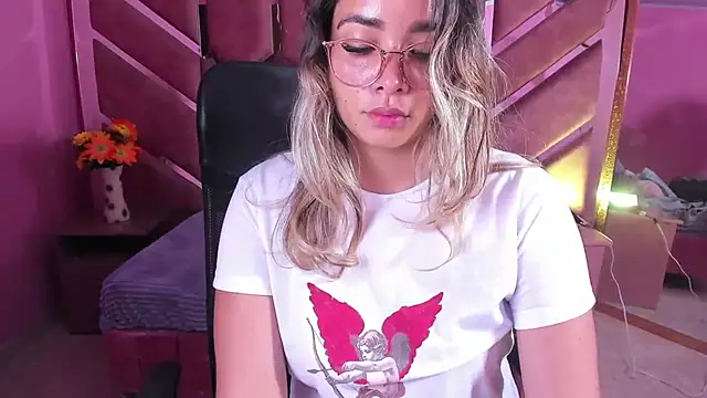 Snapshot of Olivia_Fox69 chatting on 10, 4, 2026 Olivia Fox69 online show from 10, 4, 2026