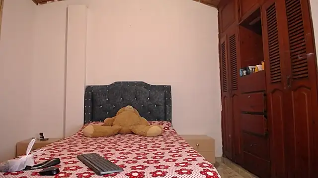 sofiamature01 online show from 12, 10, 2025