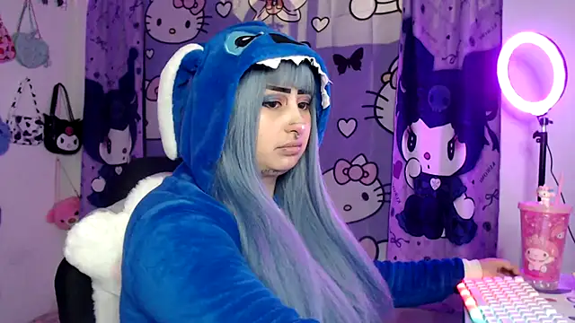 Snapshot of lussyevans24 chatting on 11, 10, 2025 lussyevans24 online show from 11, 10, 2025