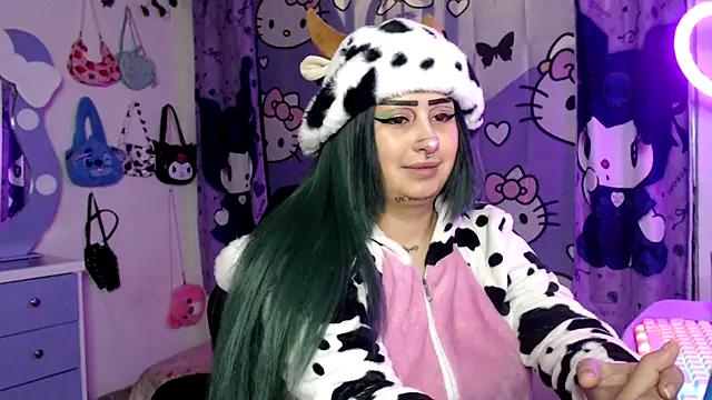 Snapshot of lussyevans24 chatting on 28, 10, 2025 lussyevans24 online show from 28, 10, 2025