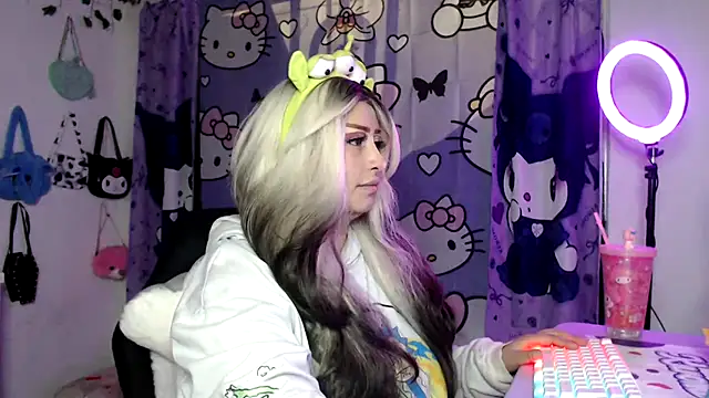 Snapshot of lussyevans24 chatting on 15, 11, 2025 lussyevans24 online show from 15, 11, 2025