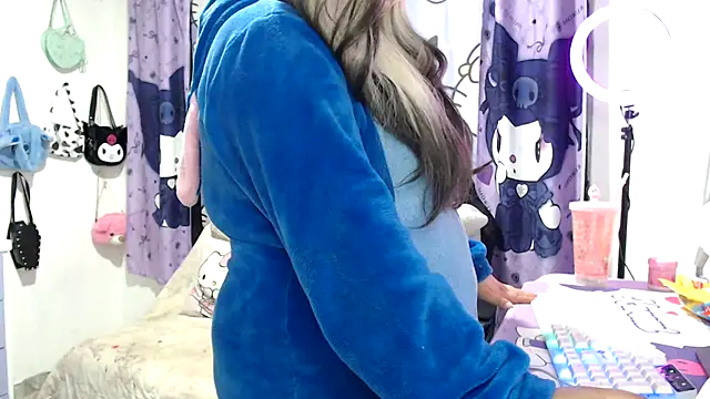 Snapshot of lussyevans24 chatting on 17, 11, 2025 lussyevans24 online show from 17, 11, 2025