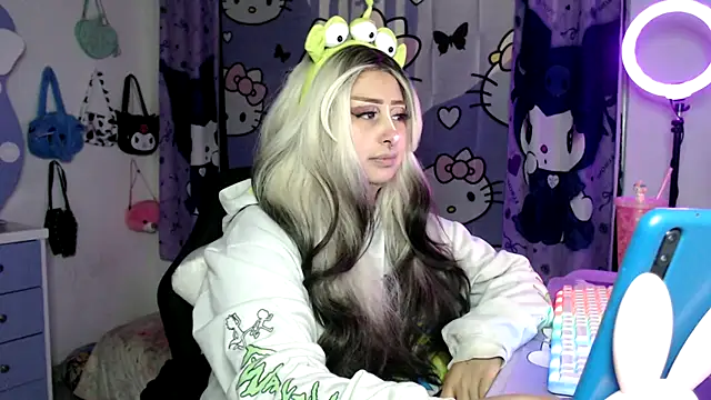 Snapshot of lussyevans24 chatting on 19, 11, 2025 lussyevans24 online show from 19, 11, 2025