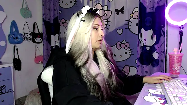 Snapshot of lussyevans24 chatting on 22, 11, 2025 lussyevans24 online show from 22, 11, 2025