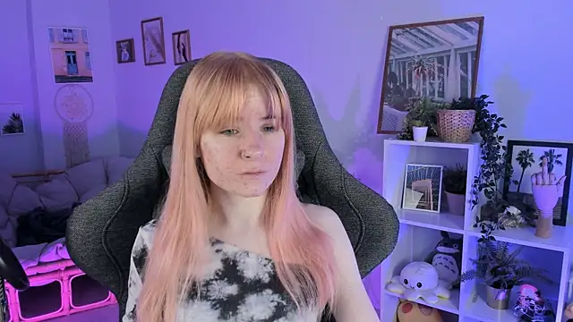 Snapshot of LexiWenford chatting on 4, 3, 2025 LexiWenford online show from 4, 3, 2025