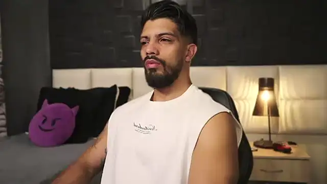 Snapshot of DannSaenz chatting on 22, 2, 2025 DannSaenz online show from 22, 2, 2025