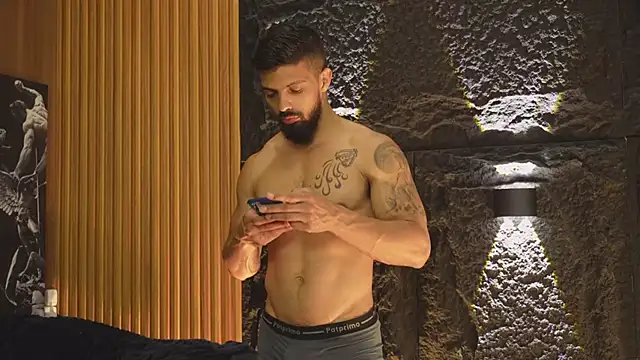 Snapshot of DannSaenz chatting on 22, 10, 2025 DannSaenz online show from 22, 10, 2025