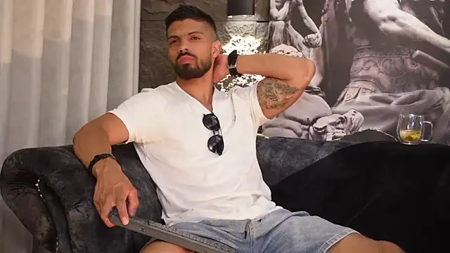 Snapshot of DannSaenz chatting on 21, 11, 2025 DannSaenz online show from 21, 11, 2025