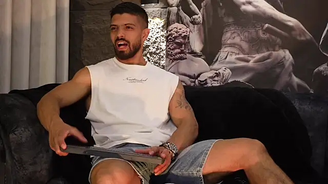 Snapshot of DannSaenz chatting on 25, 11, 2025 DannSaenz online show from 25, 11, 2025