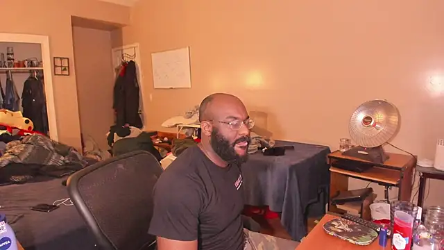 Snapshot of MrChuckDailyXXX chatting on 1, 3, 2026 MrChuckDailyXXX online show from 1, 3, 2026