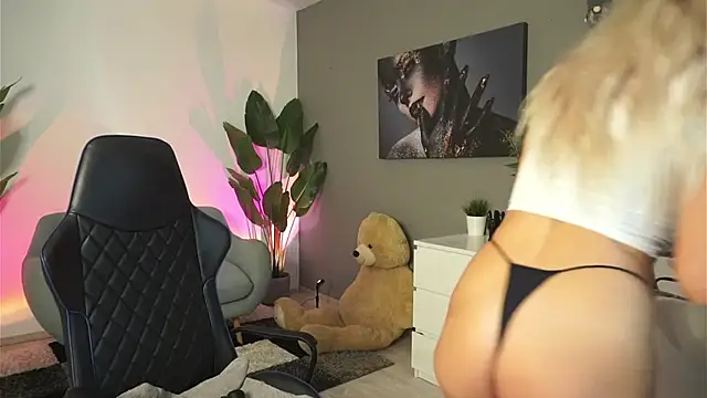 SweetBlondy35 online show from 9, 1, 2025