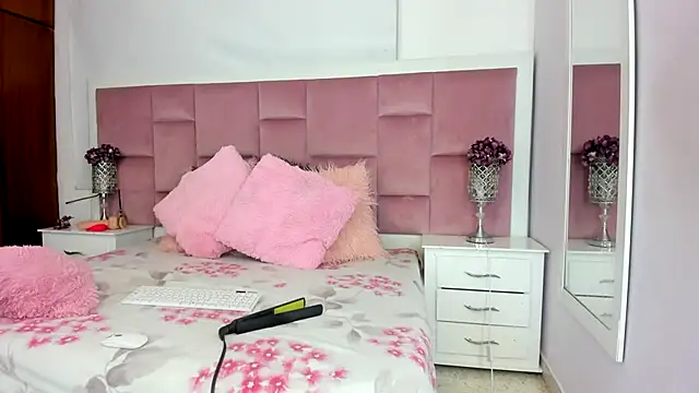 Snapshot of DaphneLloyd chatting on 10, 1, 2025 DaphneLloyd online show from 10, 1, 2025