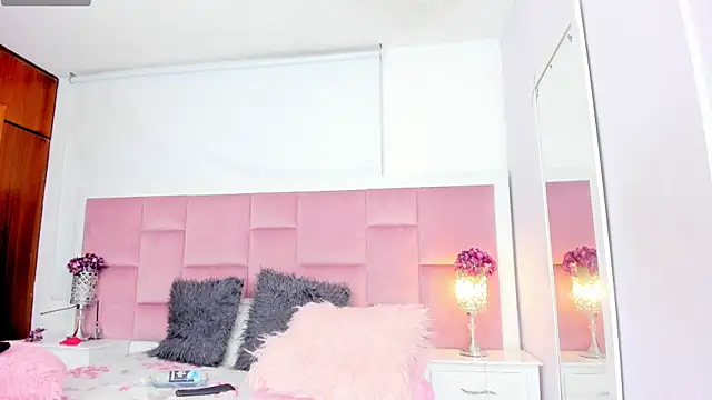 Snapshot of DaphneLloyd chatting on 11, 1, 2025 DaphneLloyd online show from 11, 1, 2025