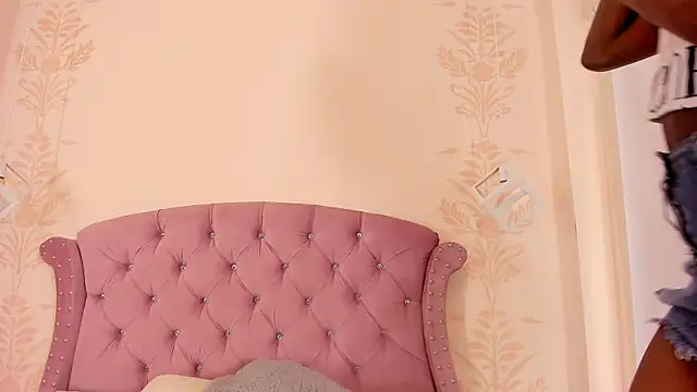 Snapshot of DaphneLloyd chatting on 29, 9, 2025 DaphneLloyd online show from 29, 9, 2025