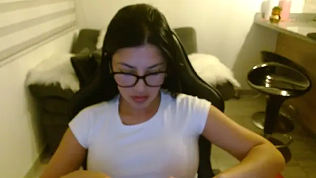 Snapshot of Charlotte_cute18 chatting on 14, 6, 2026 Charlotte cute18 online show from 14, 6, 2026
