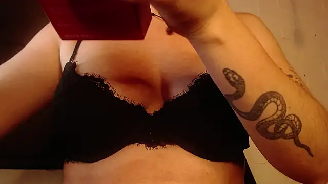 NEXT DOOR GIRL  online show from 8, 3, 2025