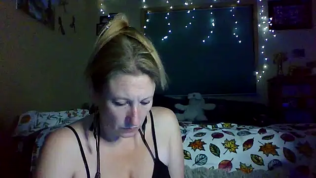 lilyhornyhousewife online show from 28, 9, 2025