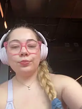 Snapshot of brooklynivy chatting on 10, 10, 2025 brooklynivy online show from 10, 10, 2025