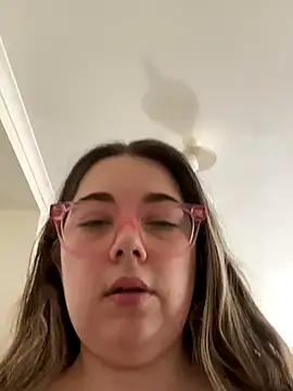 Snapshot of brooklynivy chatting on 14, 10, 2025 brooklynivy online show from 14, 10, 2025