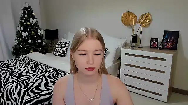 Snapshot of shy__lady chatting on 28, 12, 2024 shy lady online show from 28, 12, 2024