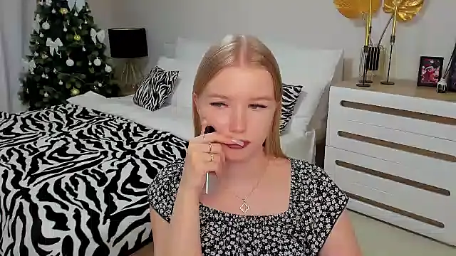 Snapshot of shy__lady chatting on 8, 1, 2025 shy lady online show from 8, 1, 2025