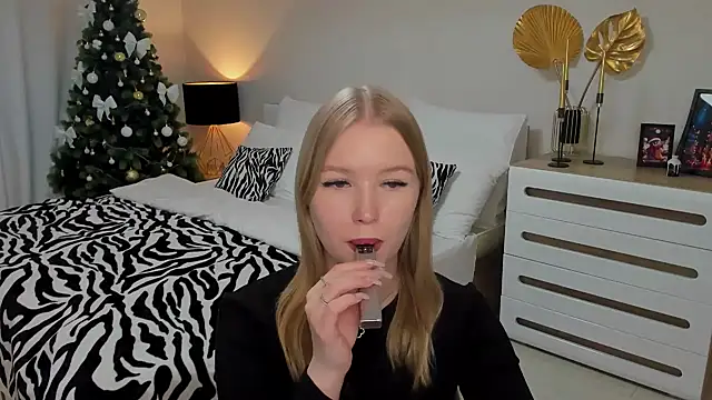 Snapshot of shy__lady chatting on 10, 1, 2025 shy lady online show from 10, 1, 2025