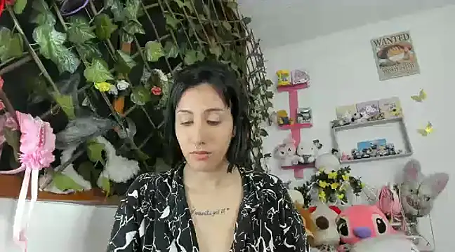 Snapshot of LunaDeCristall chatting on 2, 2, 2025 LunaDeCristall online show from 2, 2, 2025