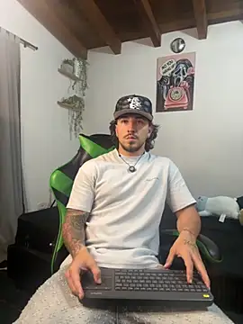 Snapshot of Valentino_Xander chatting on 21, 11, 2025 Valentino Xander online show from 21, 11, 2025