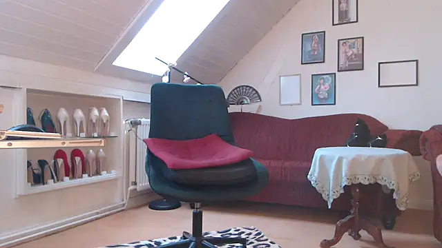 Snapshot of GinaBlonde chatting on 5, 1, 2025 GinaBlonde online show from 5, 1, 2025