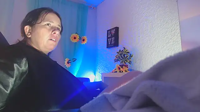 Snapshot of victoria_jones chatting on 4, 3, 2025 victoria jones online show from 4, 3, 2025