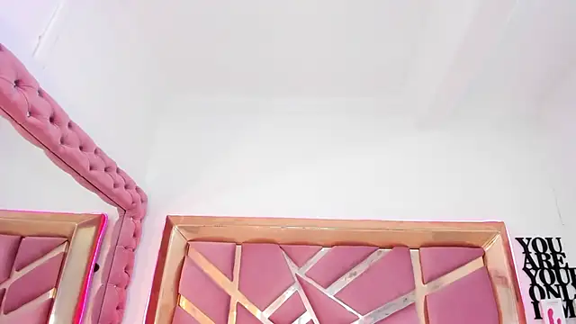 Snapshot of Britanymooree chatting on 18, 4, 2026 Britanymooree online show from 18, 4, 2026