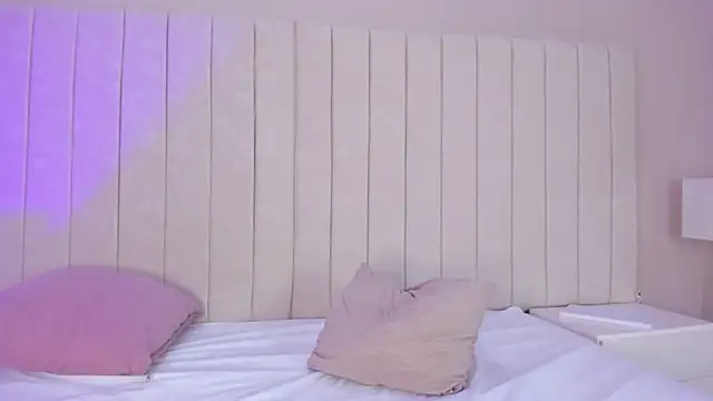 Littleolivia  online show from 31, 1, 2025