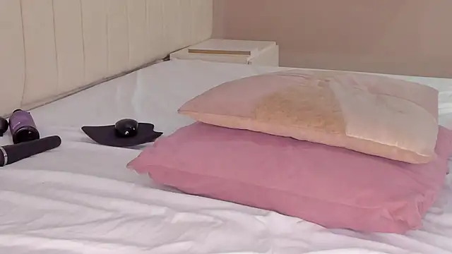 Littleolivia  online show from 25, 2, 2025