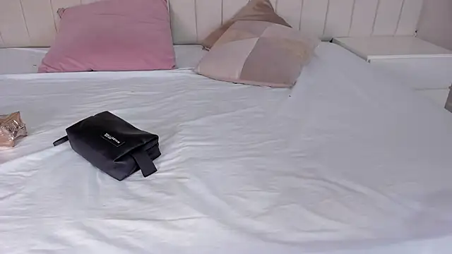 Littleolivia  online show from 26, 2, 2025