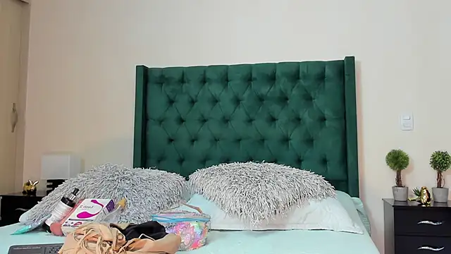 Snapshot of Orianaa_Kade chatting on 5, 12, 2024 Orianaa Kade online show from 5, 12, 2024