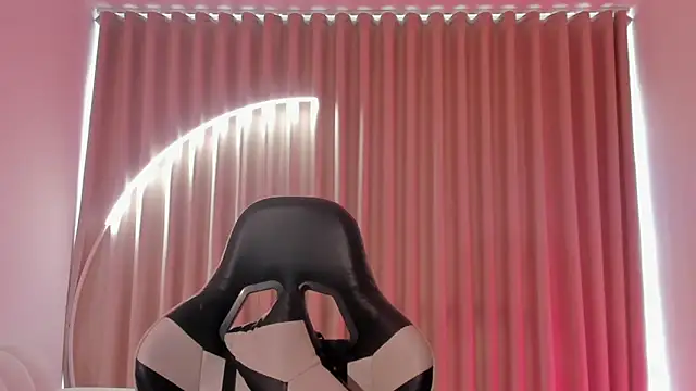 Snapshot of SavannahWildee chatting on 8, 10, 2025 SavannahWildee online show from 8, 10, 2025