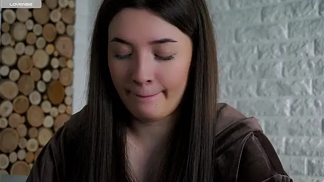 Snapshot of LowOncoming chatting on 6, 4, 2026 LowOncoming online show from 6, 4, 2026