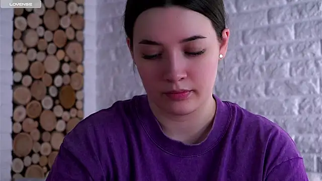 Snapshot of LowOncoming chatting on 9, 4, 2026 LowOncoming online show from 9, 4, 2026