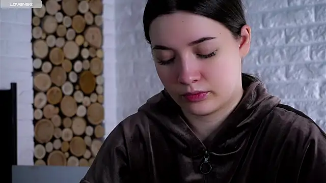 Snapshot of LowOncoming chatting on 13, 4, 2026 LowOncoming online show from 13, 4, 2026