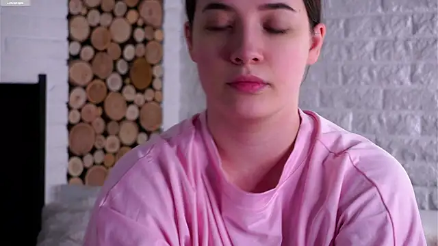 Snapshot of LowOncoming chatting on 15, 4, 2026 LowOncoming online show from 15, 4, 2026