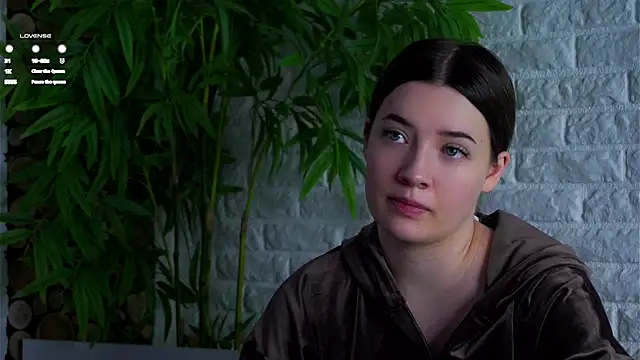 Snapshot of LowOncoming chatting on 28, 4, 2026 LowOncoming online show from 28, 4, 2026