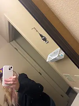 Snapshot of Lalalynn chatting on 6, 4, 2026 Lalalynn online show from 6, 4, 2026