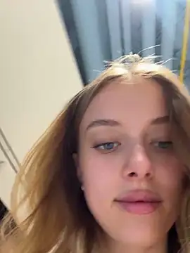 Snapshot of enjoy_my_beauty chatting on 4, 1, 2025 enjoy my beauty online show from 4, 1, 2025