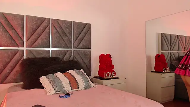 Laura Dicardy online show from 25, 10, 2025