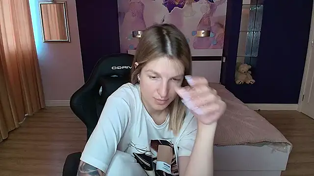 EmilyWalkeri online show from 8, 7, 2026